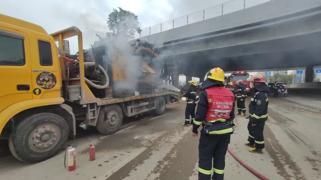 港口一板车上钻机起火中山消防提醒需定期检查车辆