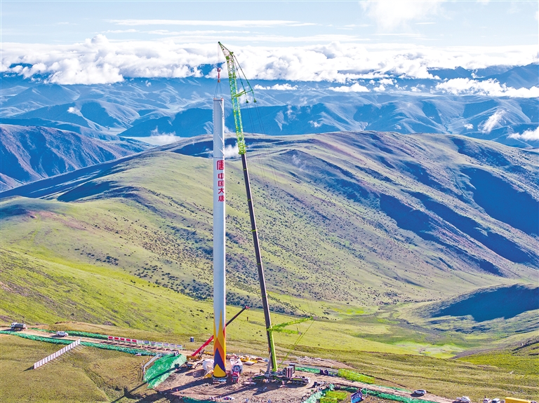 世界在建最高海拔风电项目首台风机吊装完成